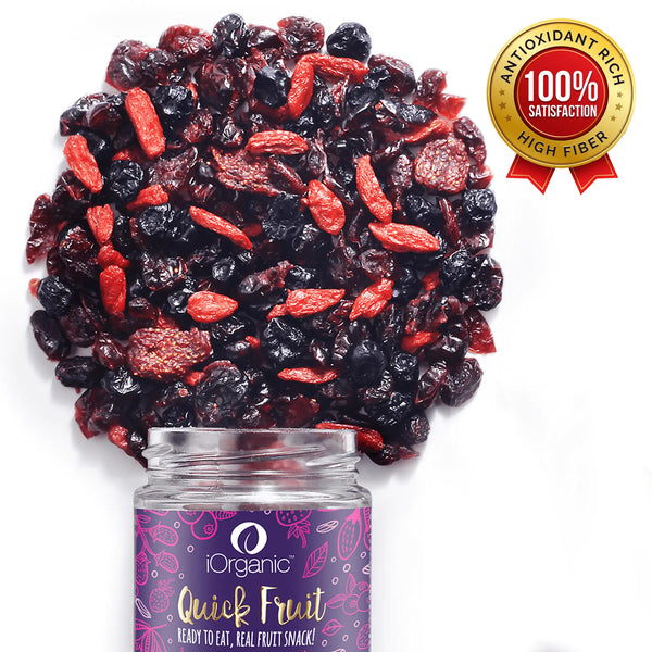 Scattered iOrganic Verry Berry Mix berries highlighting the high fiber content and antioxidant richness, with a 100% satisfaction badge.